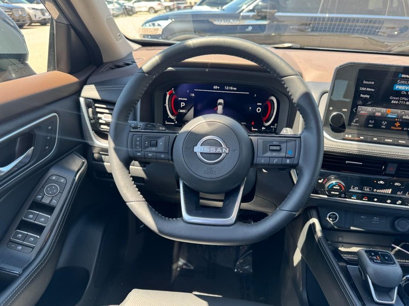Nissan Rogue Vehicle Full-screen Gallery Image 10