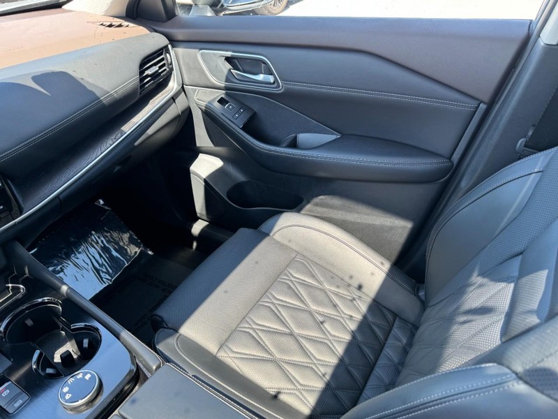 Nissan Rogue Vehicle Full-screen Gallery Image 11