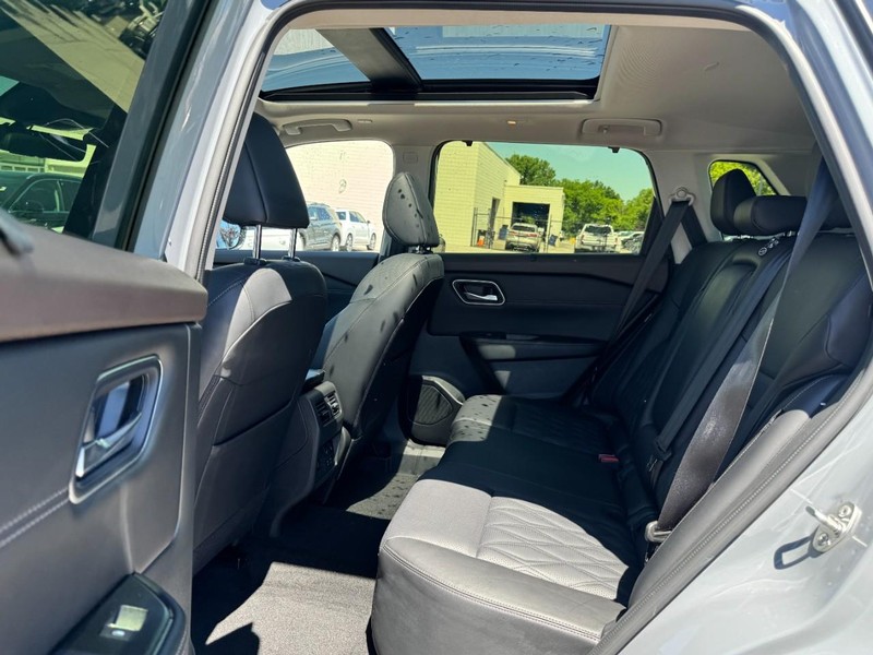 Nissan Rogue Vehicle Full-screen Gallery Image 12