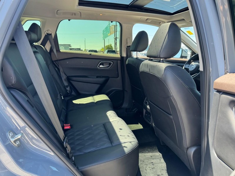 Nissan Rogue Vehicle Full-screen Gallery Image 13
