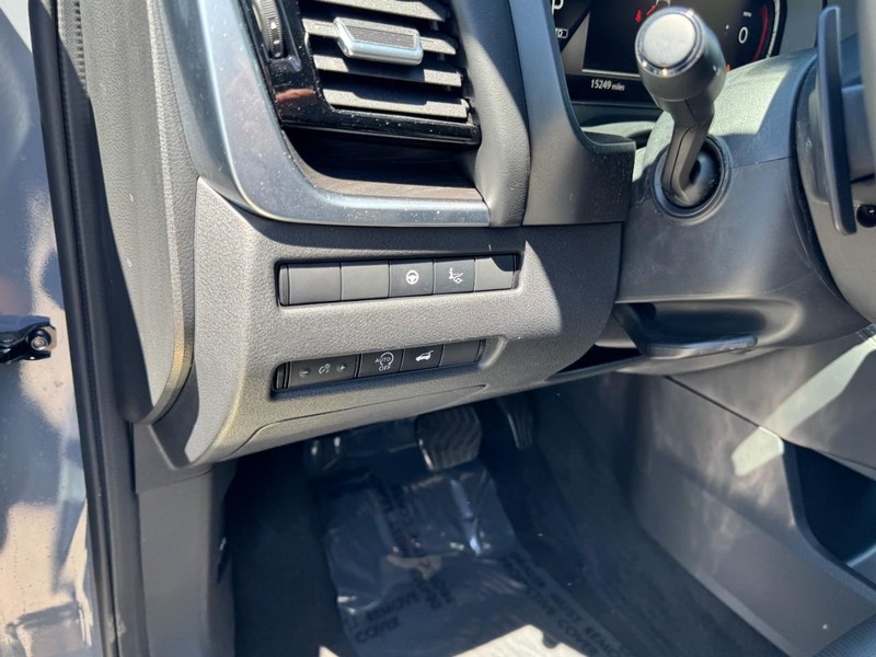 Nissan Rogue Vehicle Full-screen Gallery Image 14
