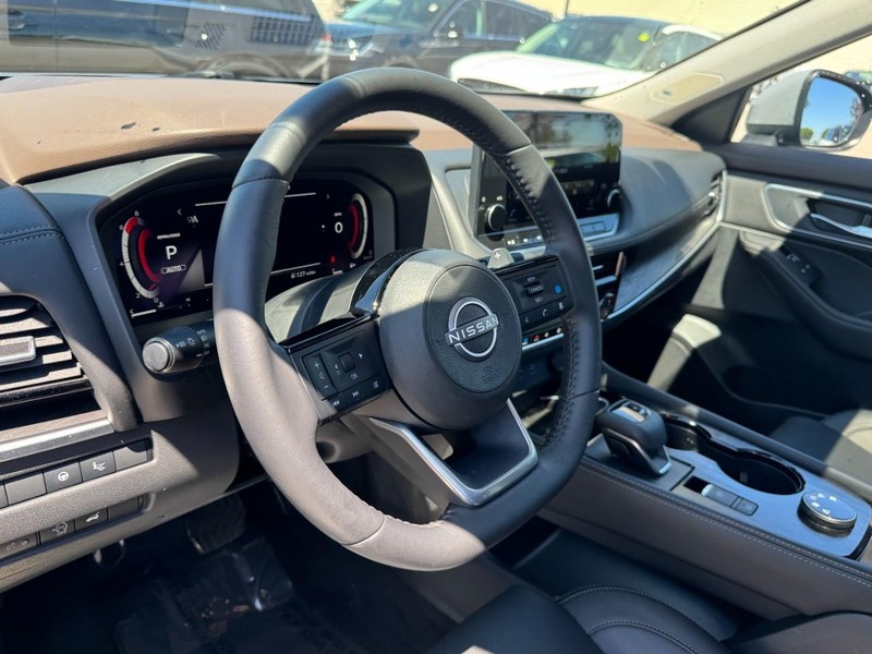 Nissan Rogue Vehicle Full-screen Gallery Image 15