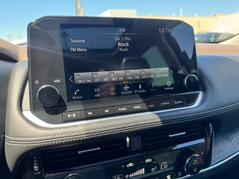 Nissan Rogue Vehicle Full-screen Gallery Image 16