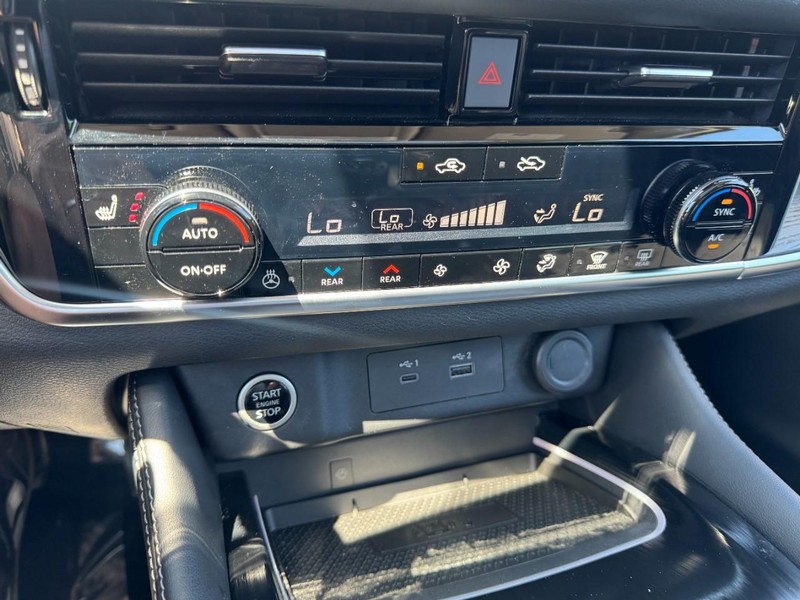 Nissan Rogue Vehicle Full-screen Gallery Image 17
