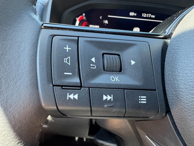 Nissan Rogue Vehicle Full-screen Gallery Image 18