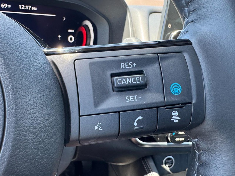 Nissan Rogue Vehicle Full-screen Gallery Image 19