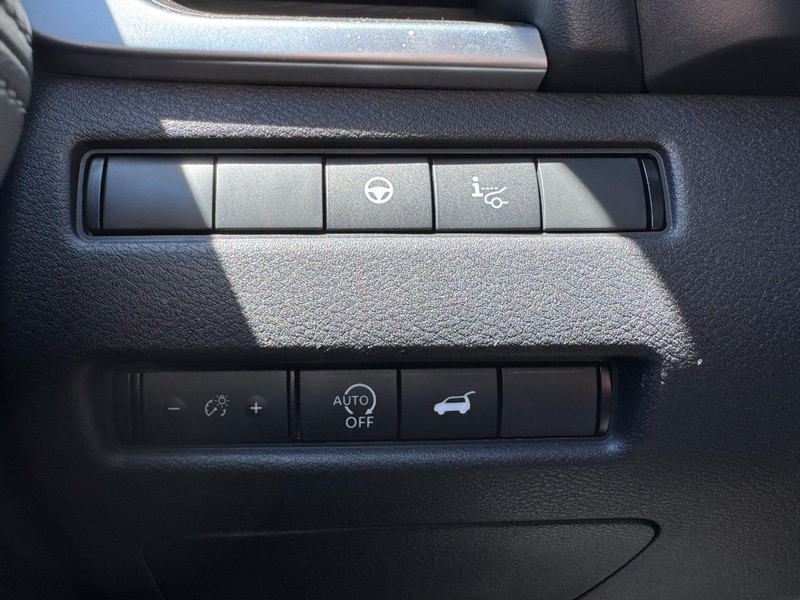 Nissan Rogue Vehicle Full-screen Gallery Image 22