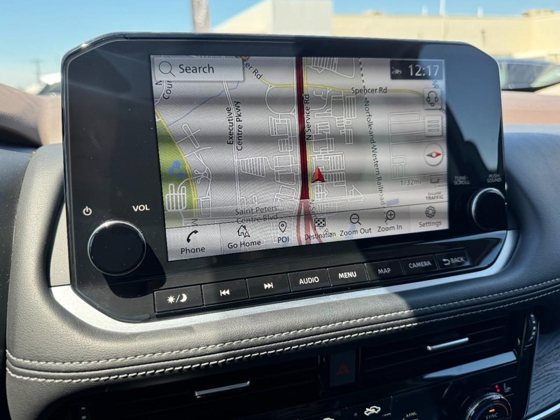 Nissan Rogue Vehicle Full-screen Gallery Image 23
