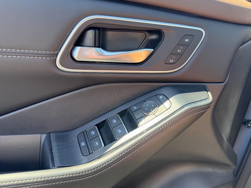 Nissan Rogue Vehicle Full-screen Gallery Image 25