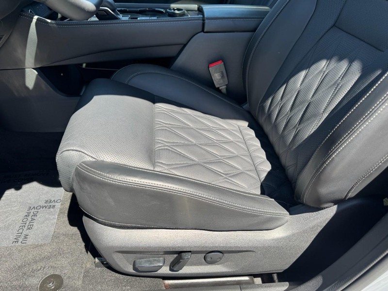 Nissan Rogue Vehicle Full-screen Gallery Image 26