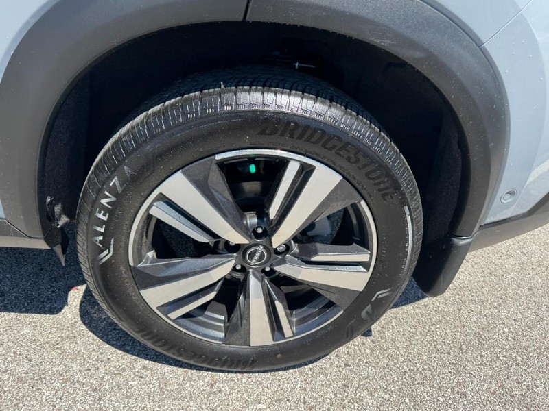 Nissan Rogue Vehicle Full-screen Gallery Image 27