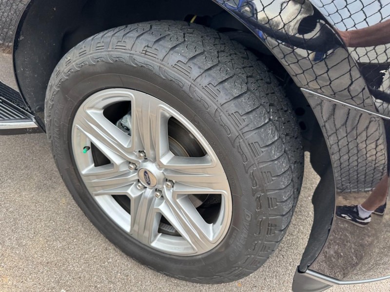 Ford Expedition Vehicle Full-screen Gallery Image 04