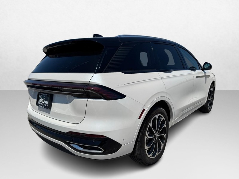 Lincoln Nautilus Vehicle Full-screen Gallery Image 05