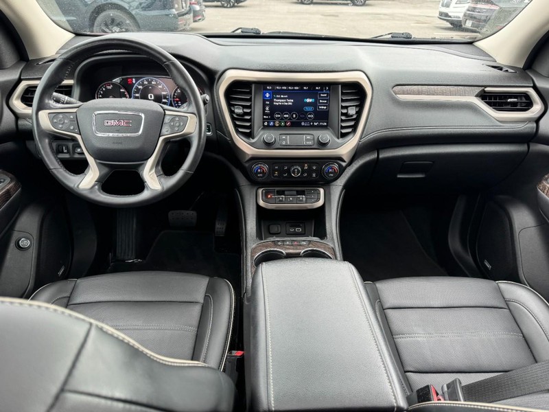 GMC Acadia Vehicle Full-screen Gallery Image 09