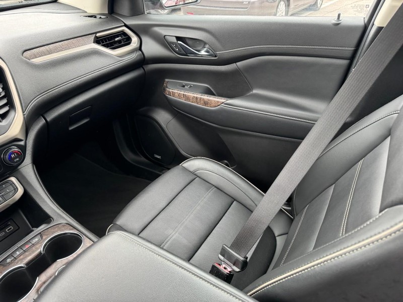 GMC Acadia Vehicle Full-screen Gallery Image 11