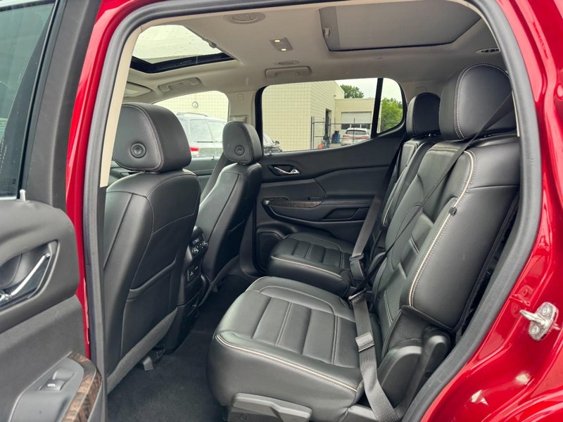 GMC Acadia Vehicle Full-screen Gallery Image 12