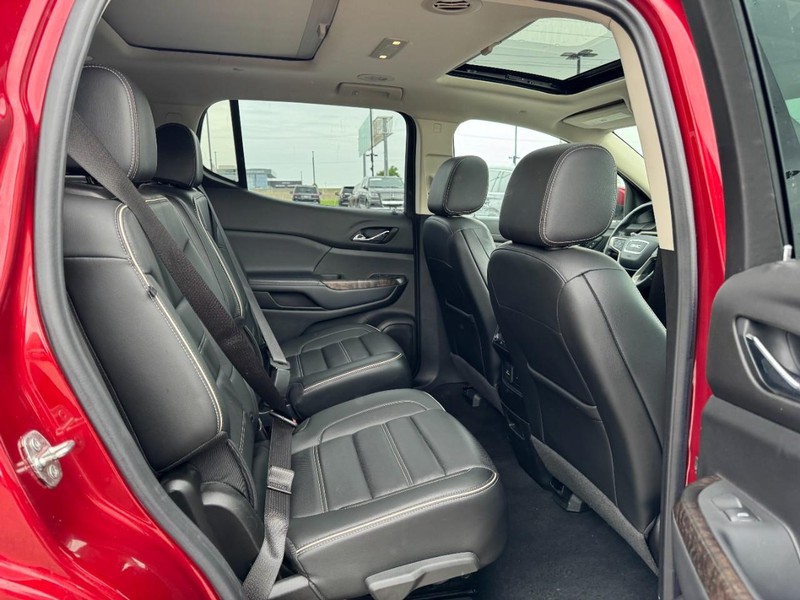 GMC Acadia Vehicle Full-screen Gallery Image 13