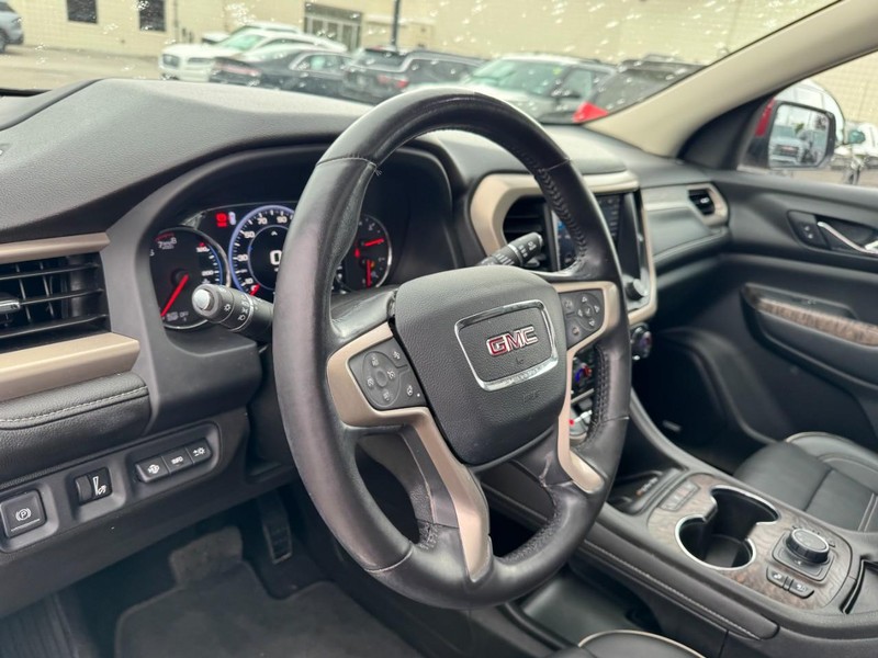 GMC Acadia Vehicle Full-screen Gallery Image 15