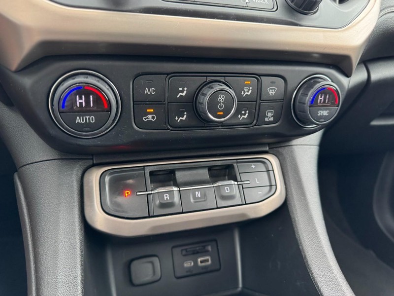 GMC Acadia Vehicle Full-screen Gallery Image 17