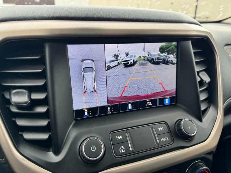 GMC Acadia Vehicle Full-screen Gallery Image 24