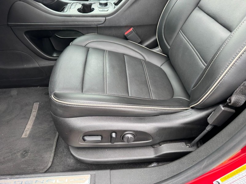 GMC Acadia Vehicle Full-screen Gallery Image 26