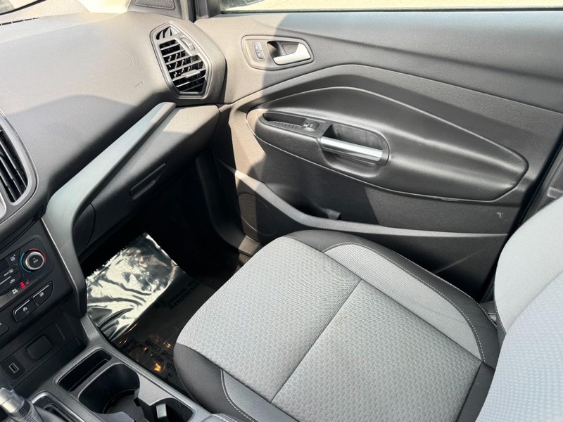 Ford Escape Vehicle Full-screen Gallery Image 11