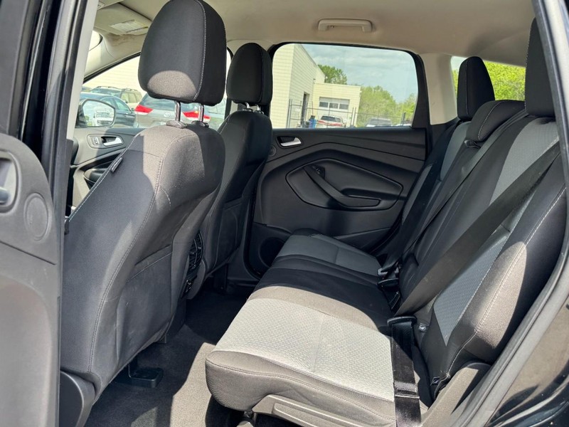 Ford Escape Vehicle Full-screen Gallery Image 12