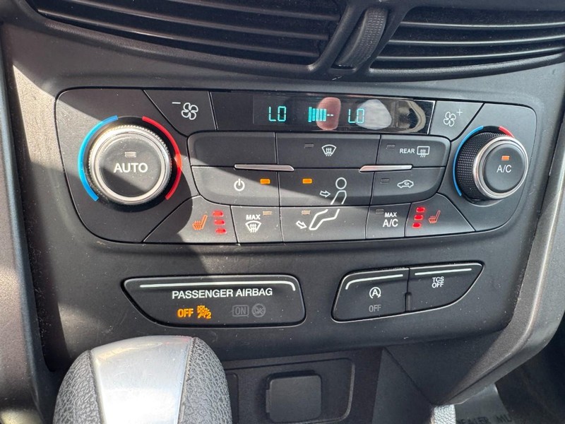 Ford Escape Vehicle Full-screen Gallery Image 17