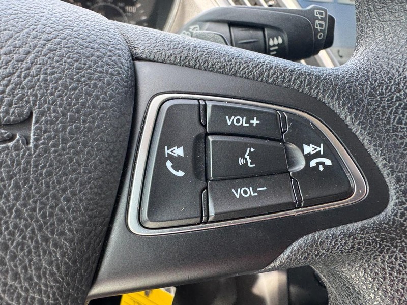 Ford Escape Vehicle Full-screen Gallery Image 19