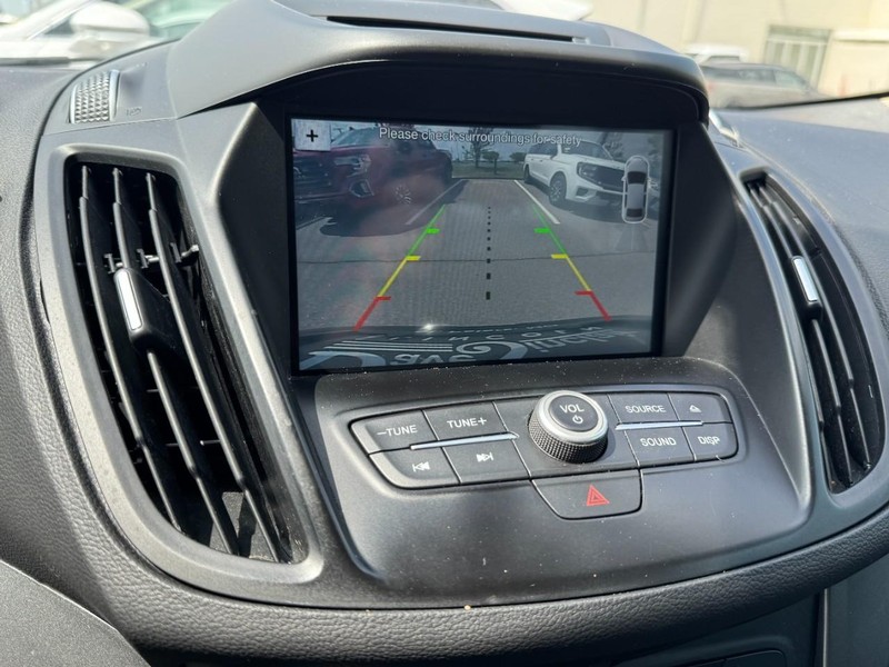 Ford Escape Vehicle Full-screen Gallery Image 24