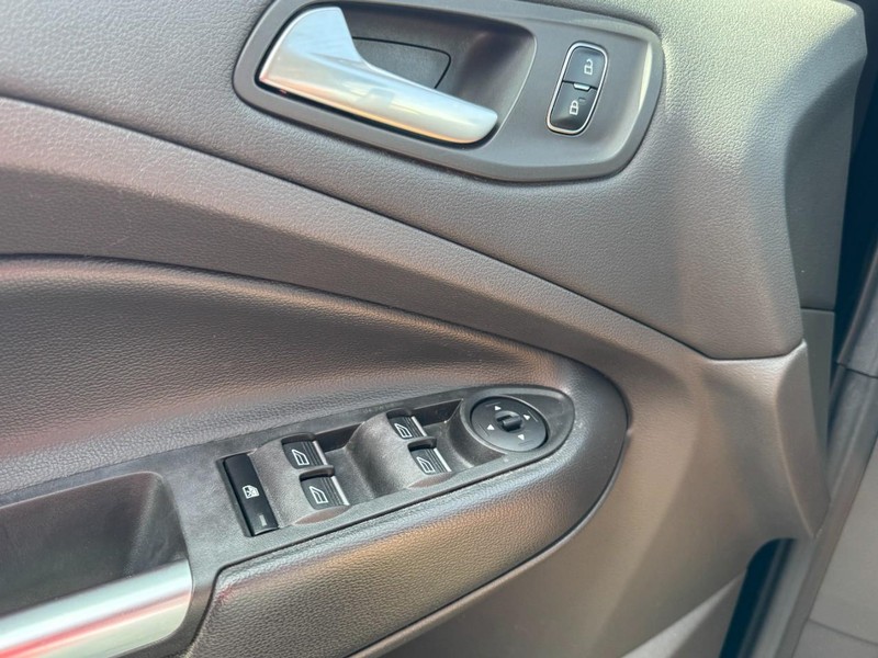 Ford Escape Vehicle Full-screen Gallery Image 25