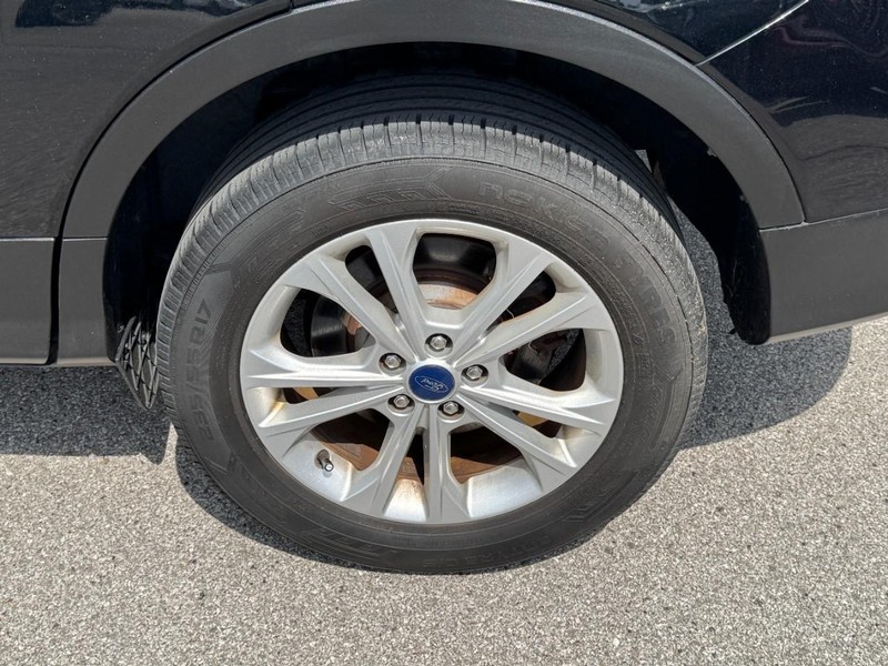 Ford Escape Vehicle Full-screen Gallery Image 27