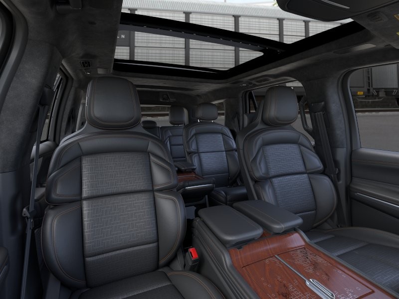 Lincoln Navigator Vehicle Full-screen Gallery Image 10