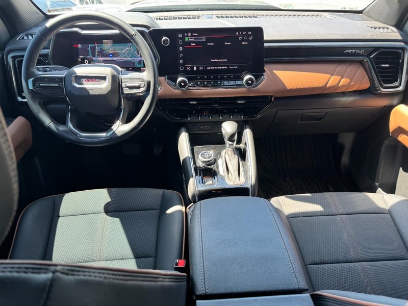 GMC Canyon Vehicle Full-screen Gallery Image 09