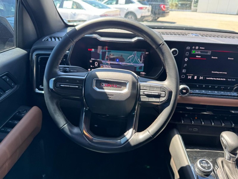 GMC Canyon Vehicle Full-screen Gallery Image 10