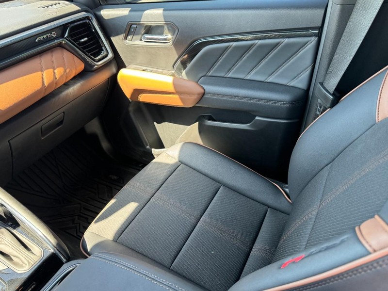GMC Canyon Vehicle Full-screen Gallery Image 11