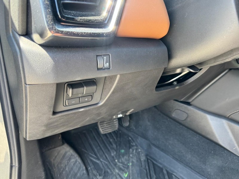 GMC Canyon Vehicle Full-screen Gallery Image 12