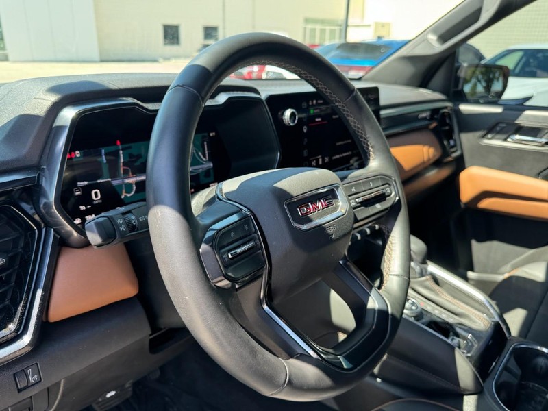 GMC Canyon Vehicle Full-screen Gallery Image 13