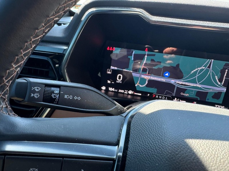GMC Canyon Vehicle Full-screen Gallery Image 18