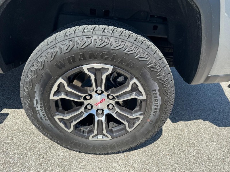 GMC Canyon Vehicle Full-screen Gallery Image 25