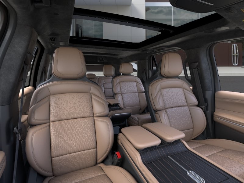 Lincoln Navigator Vehicle Full-screen Gallery Image 10