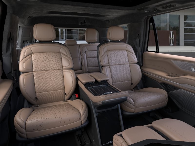 Lincoln Navigator Vehicle Full-screen Gallery Image 11