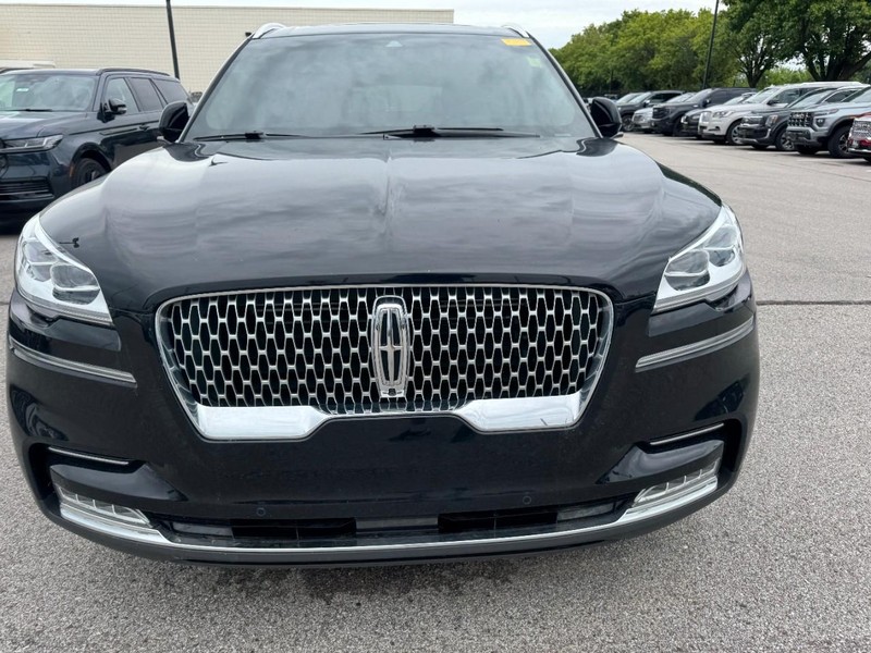Lincoln Aviator Vehicle Full-screen Gallery Image 02