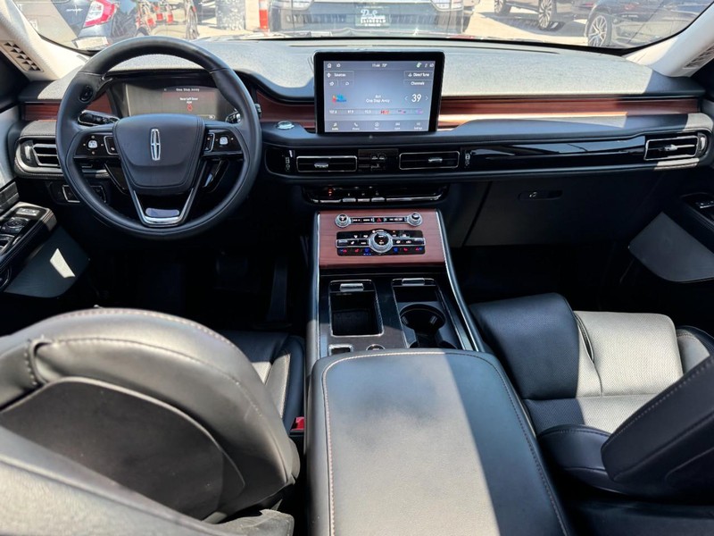 Lincoln Aviator Vehicle Full-screen Gallery Image 09