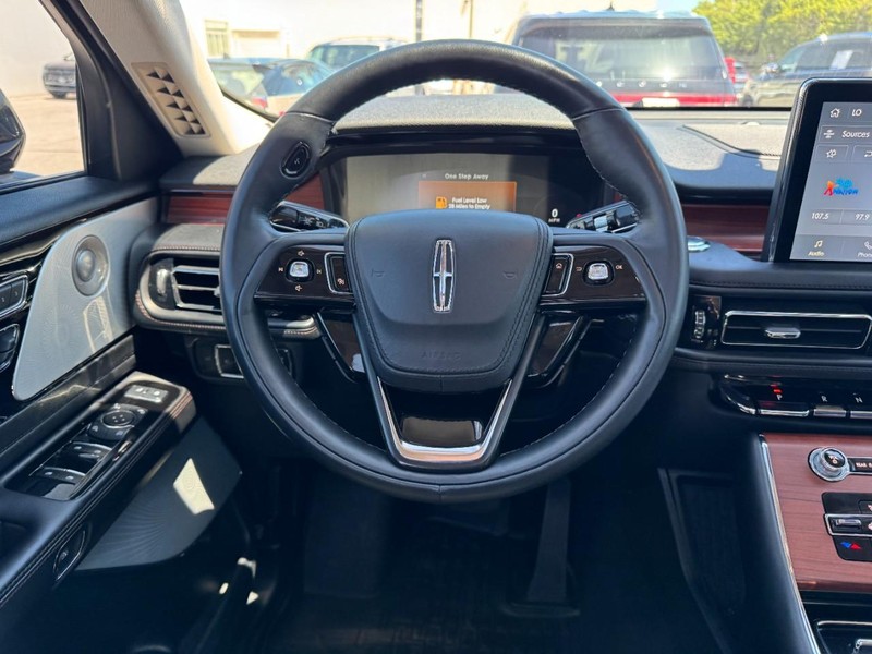 Lincoln Aviator Vehicle Full-screen Gallery Image 10