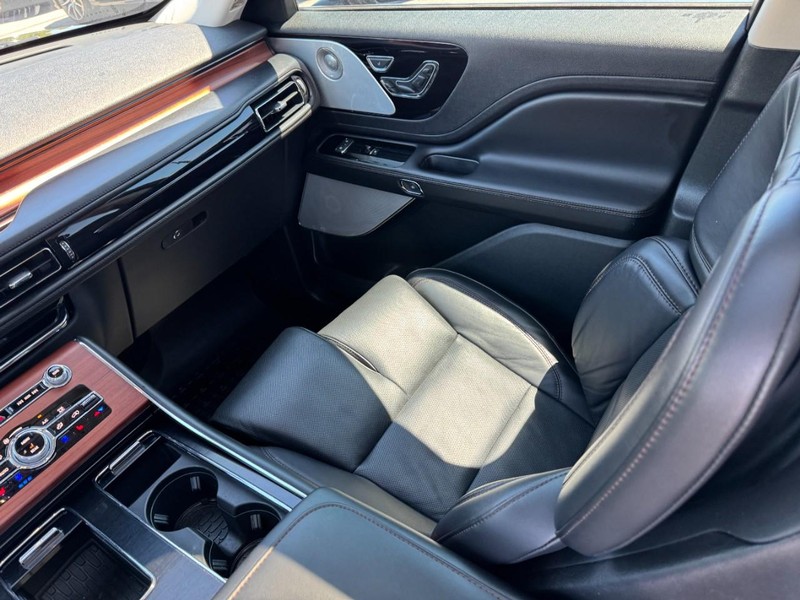 Lincoln Aviator Vehicle Full-screen Gallery Image 11