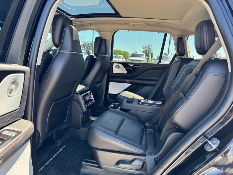 Lincoln Aviator Vehicle Full-screen Gallery Image 12