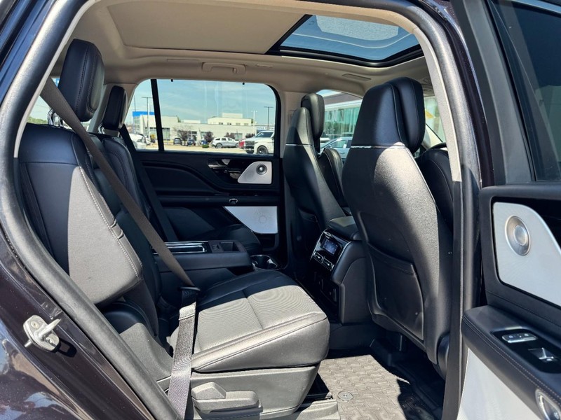 Lincoln Aviator Vehicle Full-screen Gallery Image 13
