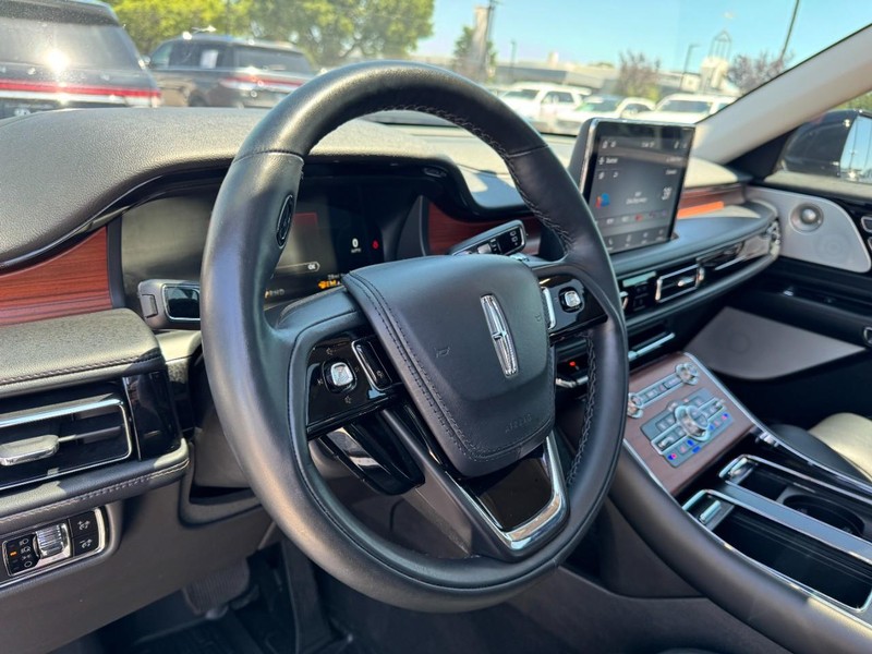 Lincoln Aviator Vehicle Full-screen Gallery Image 15