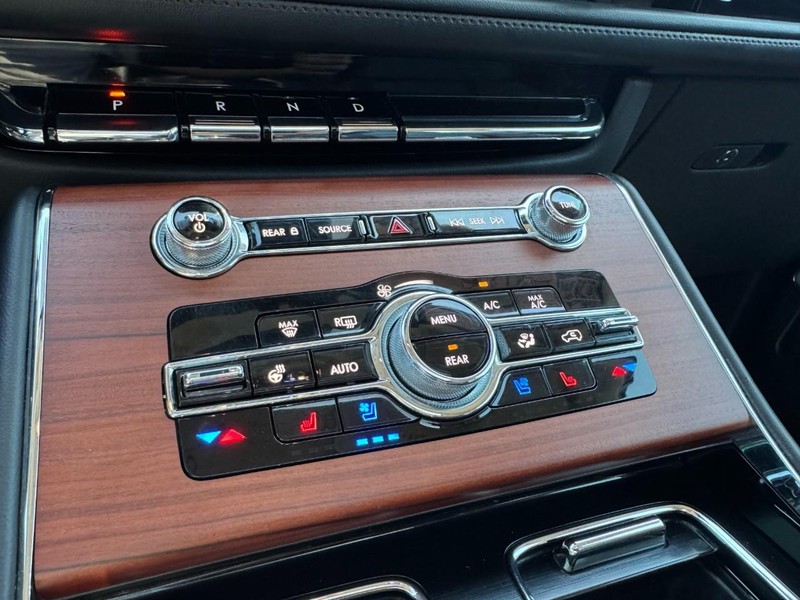 Lincoln Aviator Vehicle Full-screen Gallery Image 17